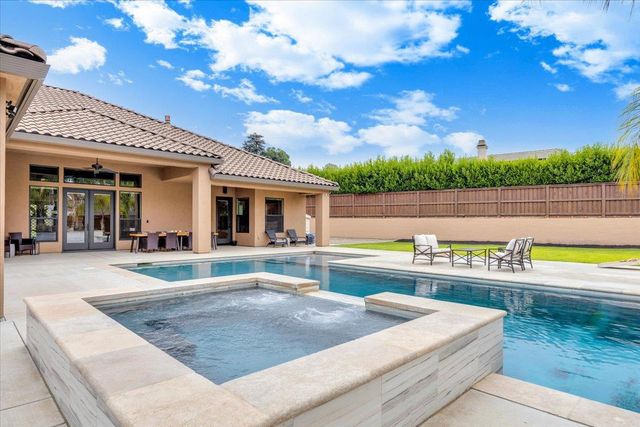 10407 Fox Borough Dr, Oakdale, CA 95361