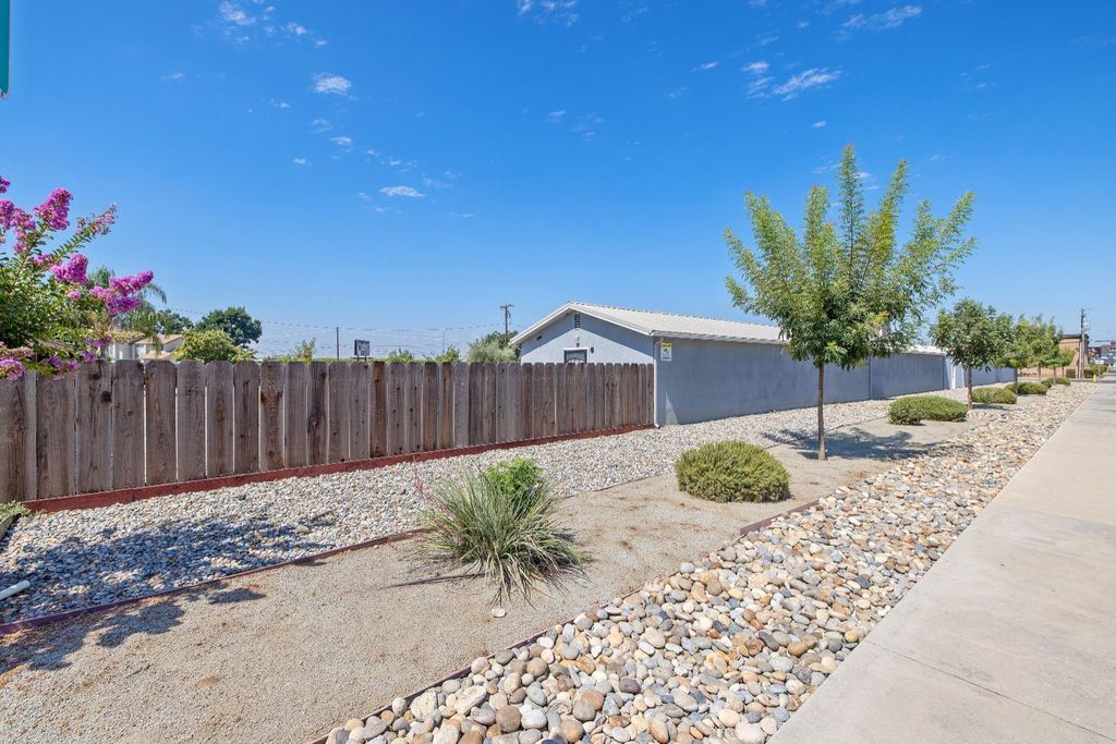 Image 10 of property listing at 638 W Kern, Dinuba, CA 93618