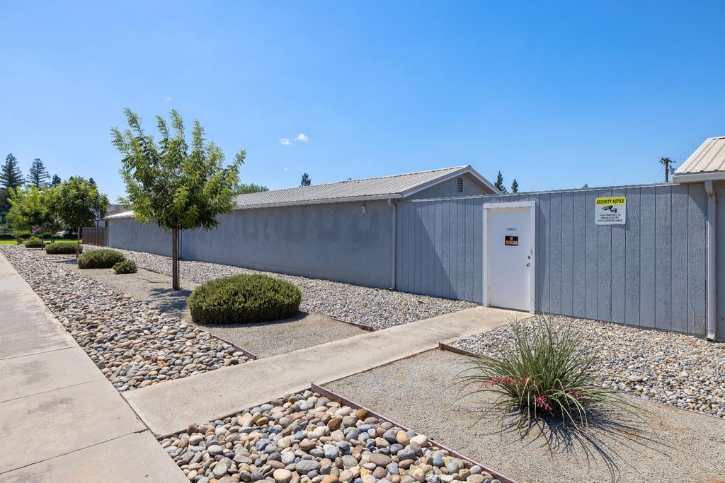 Image 11 of property listing at 638 W Kern, Dinuba, CA 93618