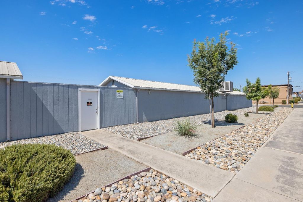 Image 12 of property listing at 638 W Kern, Dinuba, CA 93618