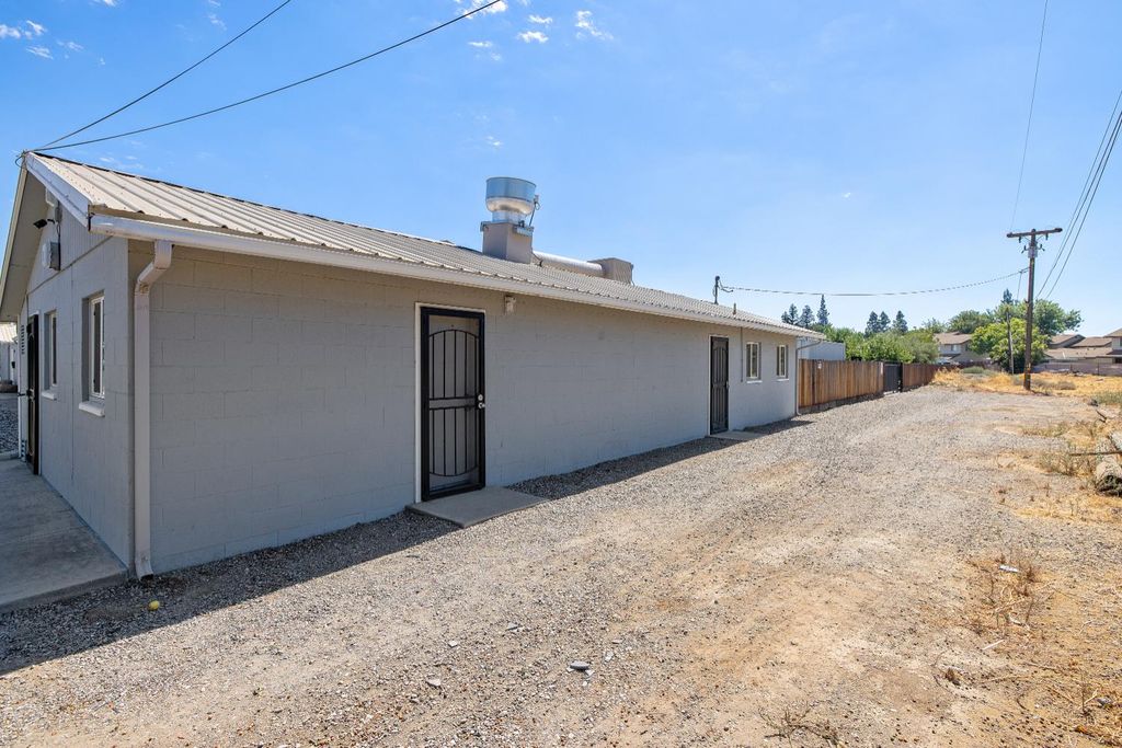 Image 16 of property listing at 638 W Kern, Dinuba, CA 93618