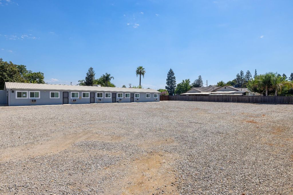 Image 17 of property listing at 638 W Kern, Dinuba, CA 93618