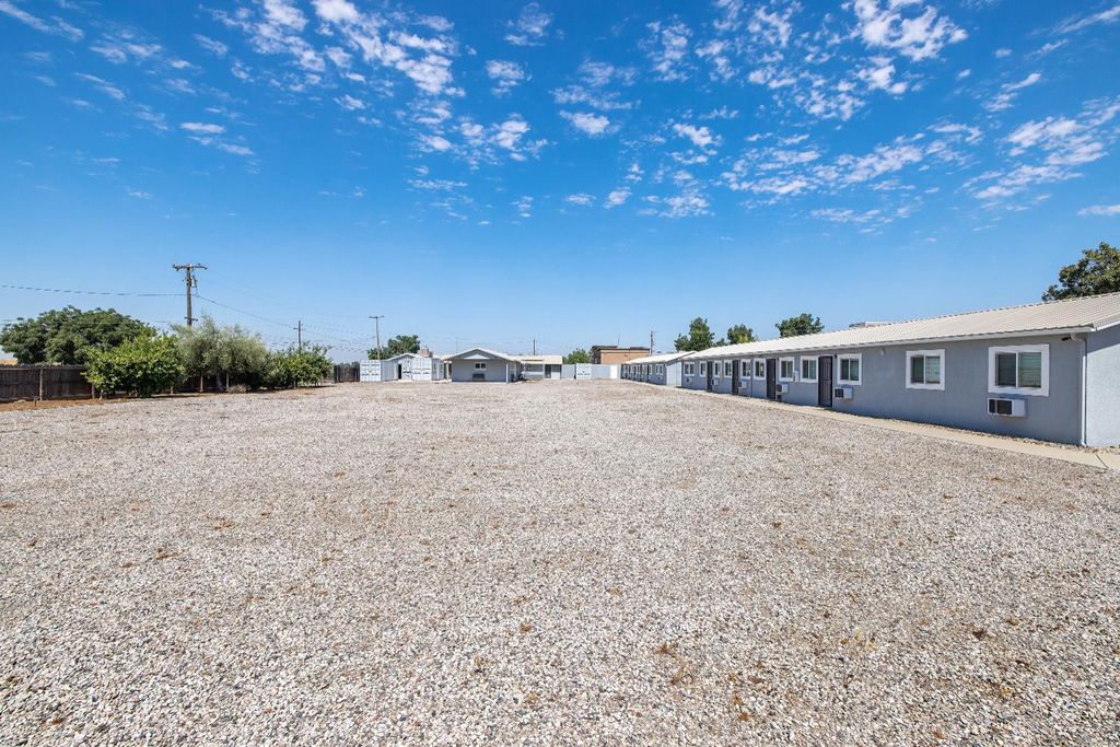 Image 19 of property listing at 638 W Kern, Dinuba, CA 93618
