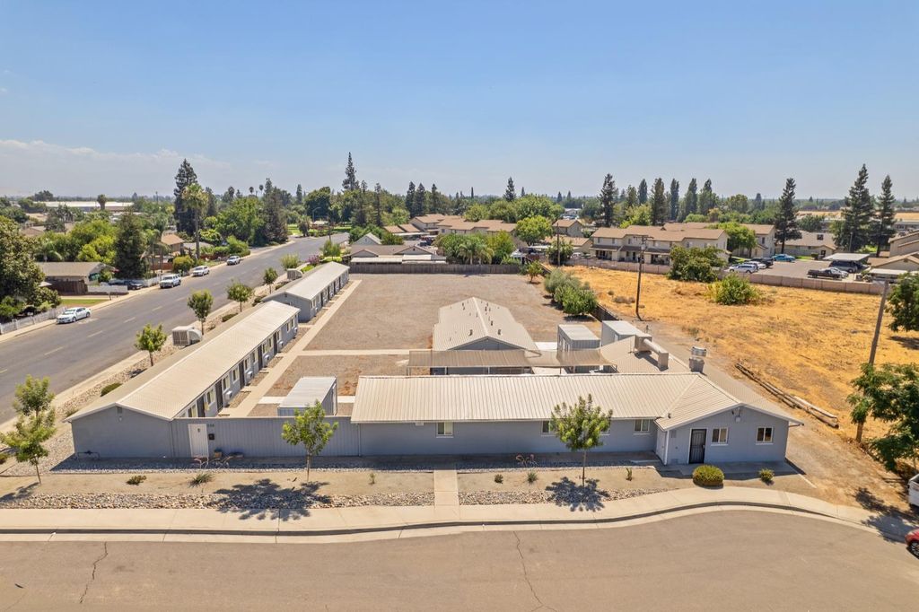 Image 2 of property listing at 638 W Kern, Dinuba, CA 93618