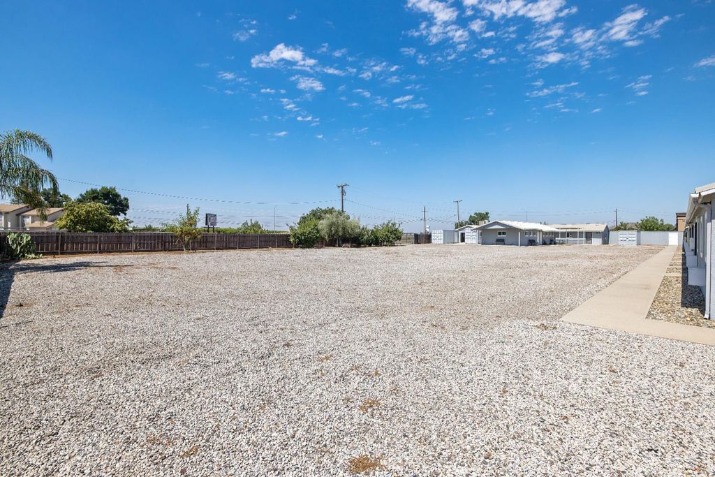 Image 20 of property listing at 638 W Kern, Dinuba, CA 93618