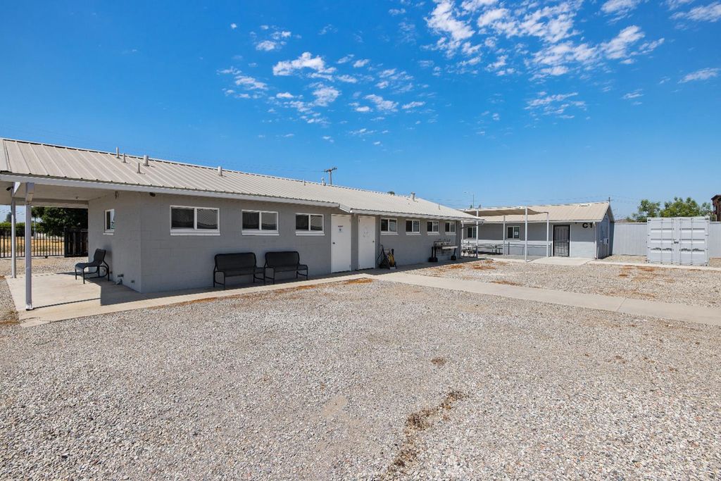Image 24 of property listing at 638 W Kern, Dinuba, CA 93618