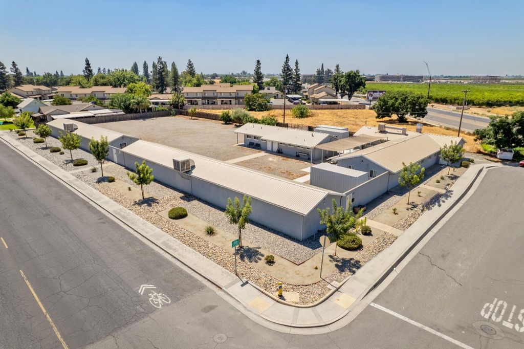 Image 3 of property listing at 638 W Kern, Dinuba, CA 93618