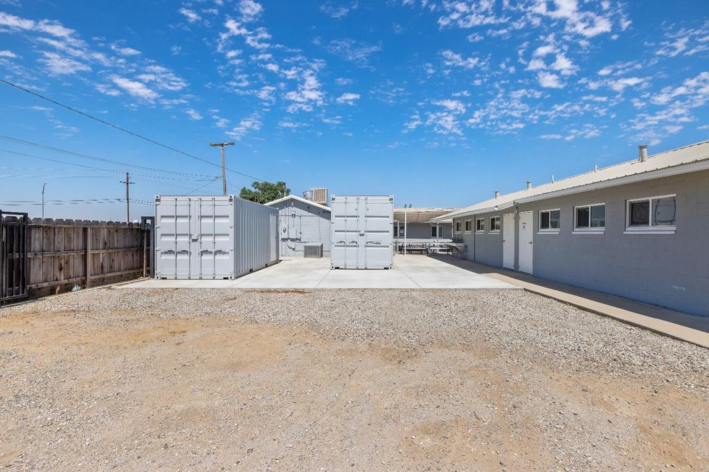 Image 35 of property listing at 638 W Kern, Dinuba, CA 93618