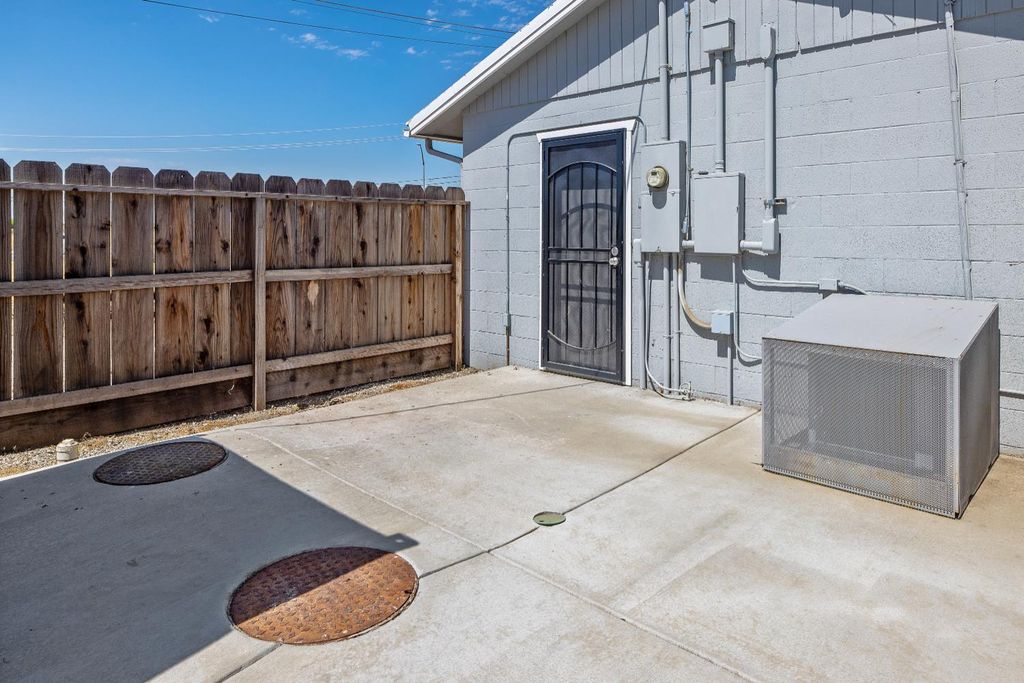 Image 36 of property listing at 638 W Kern, Dinuba, CA 93618