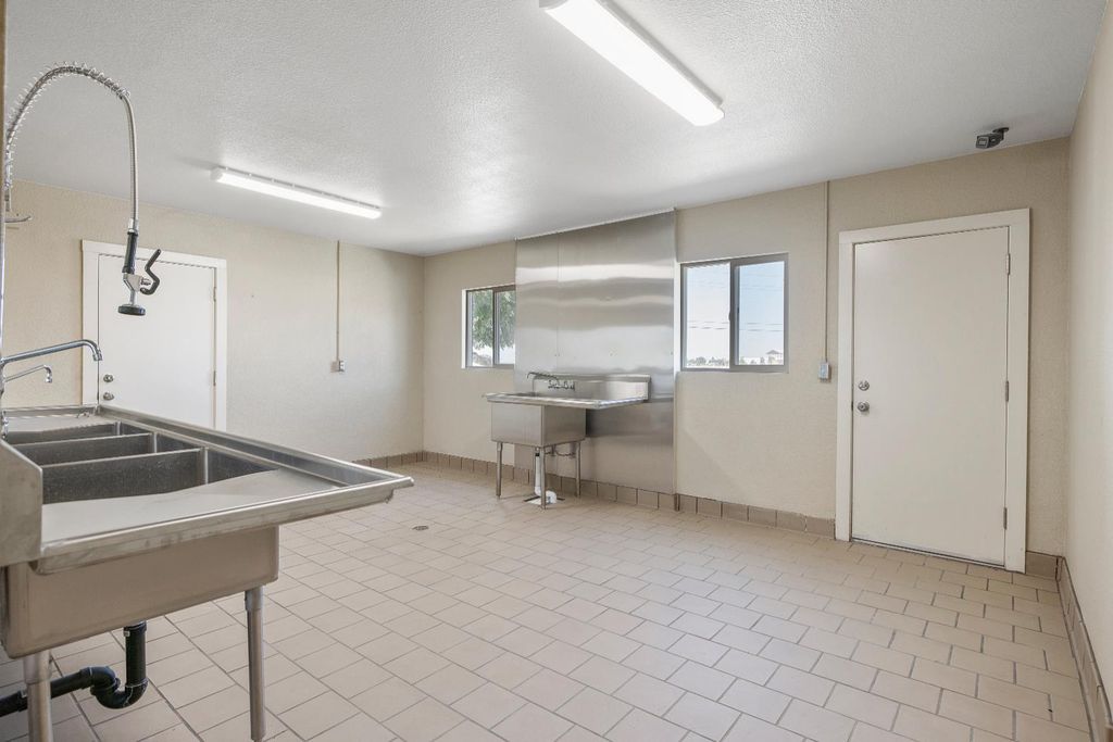 Image 47 of property listing at 638 W Kern, Dinuba, CA 93618
