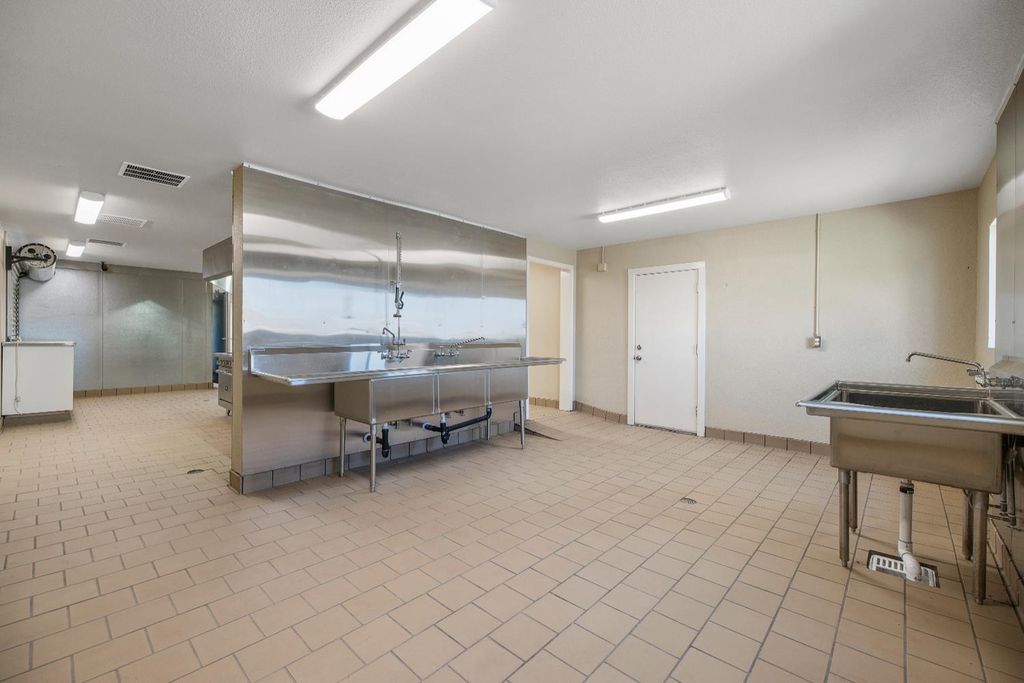 Image 48 of property listing at 638 W Kern, Dinuba, CA 93618