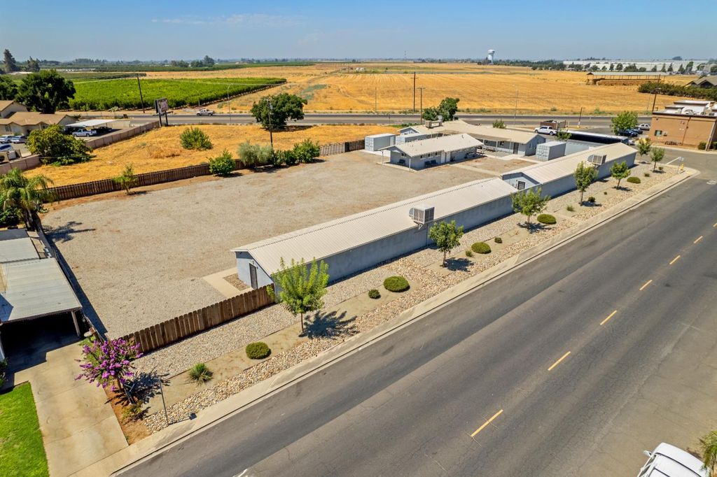Image 5 of property listing at 638 W Kern, Dinuba, CA 93618