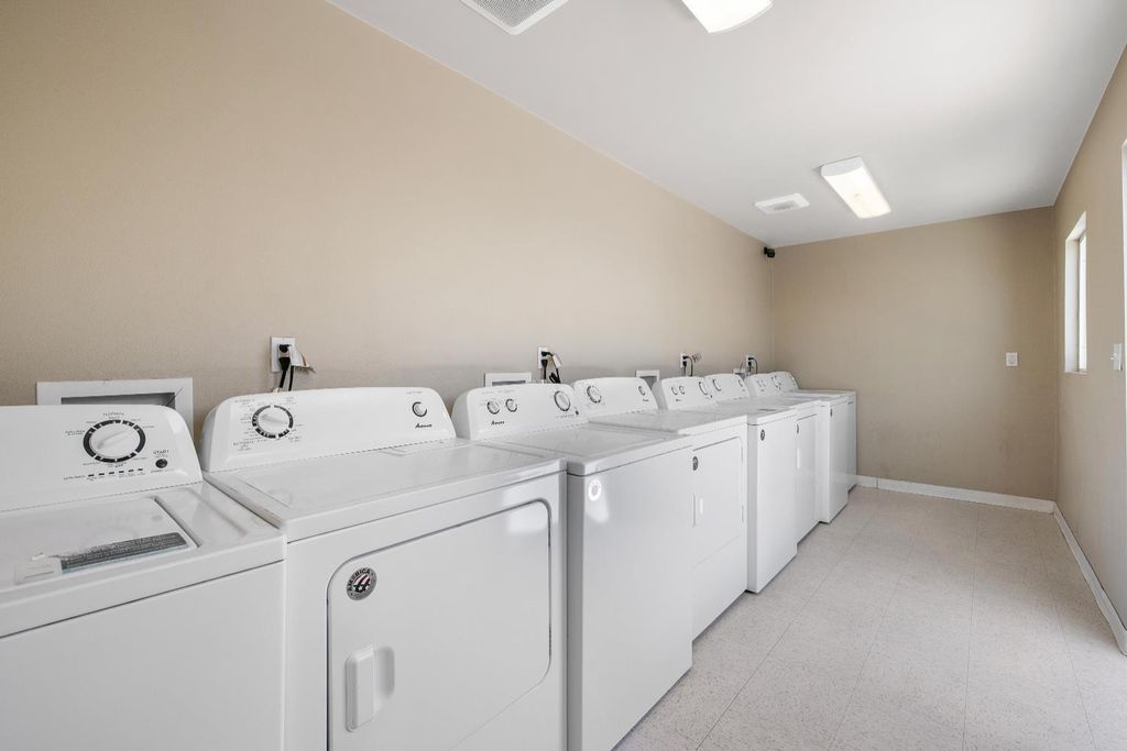 Image 54 of property listing at 638 W Kern, Dinuba, CA 93618