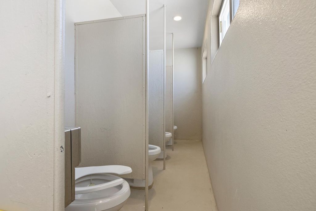 Image 59 of property listing at 638 W Kern, Dinuba, CA 93618