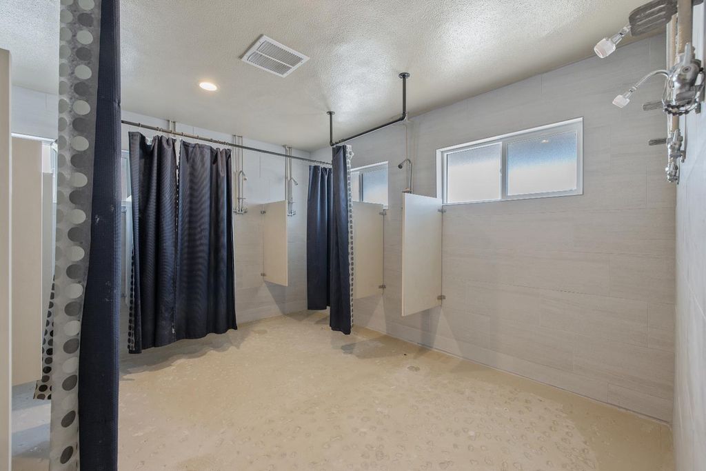 Image 65 of property listing at 638 W Kern, Dinuba, CA 93618