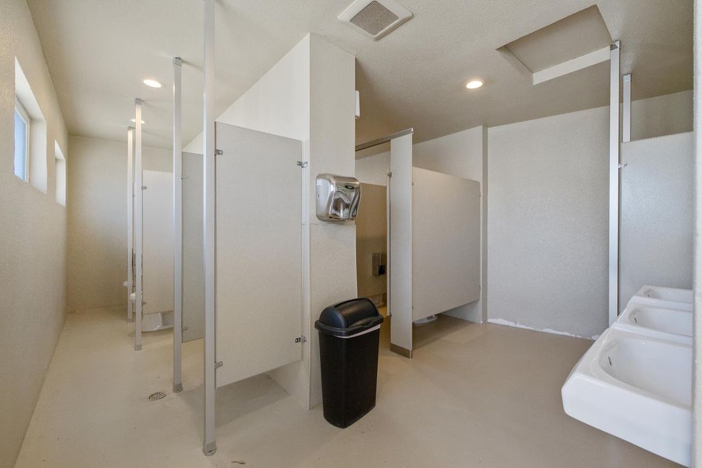 Image 67 of property listing at 638 W Kern, Dinuba, CA 93618