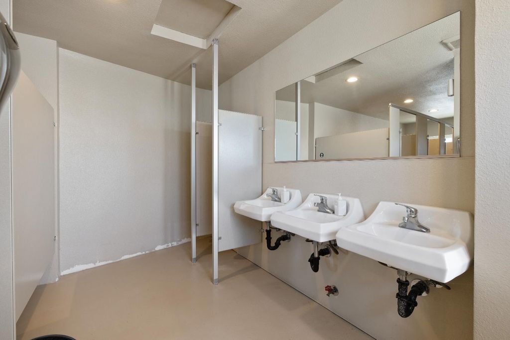 Image 68 of property listing at 638 W Kern, Dinuba, CA 93618