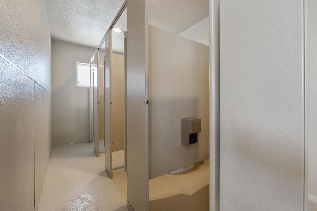 Image 70 of property listing at 638 W Kern, Dinuba, CA 93618