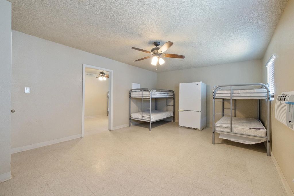 Image 76 of property listing at 638 W Kern, Dinuba, CA 93618