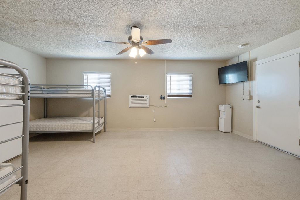 Image 77 of property listing at 638 W Kern, Dinuba, CA 93618