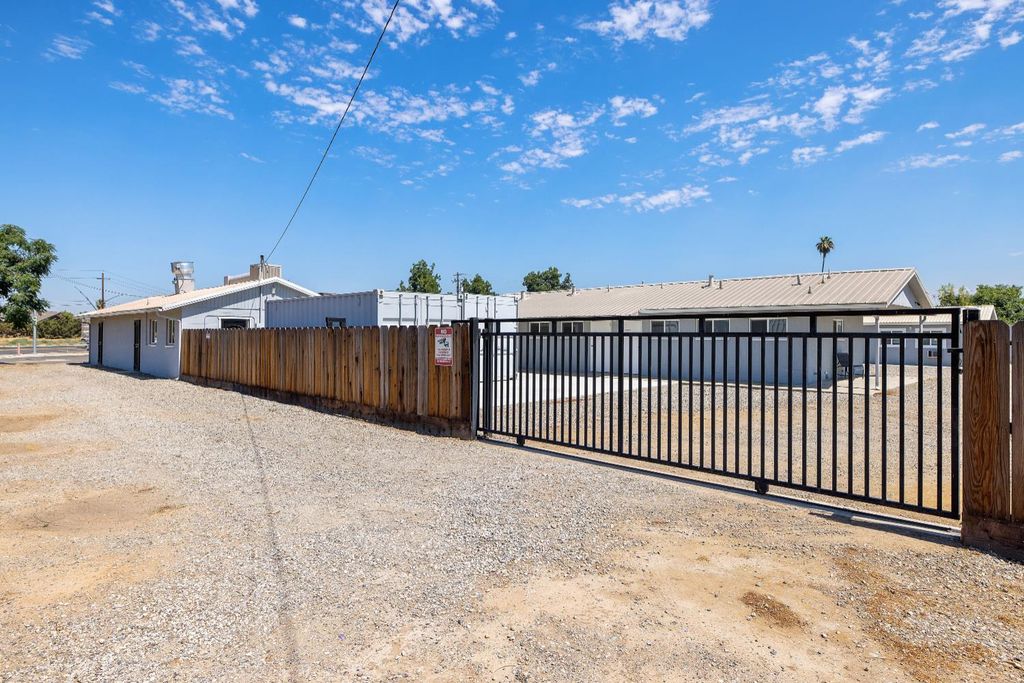 Image 9 of property listing at 638 W Kern, Dinuba, CA 93618