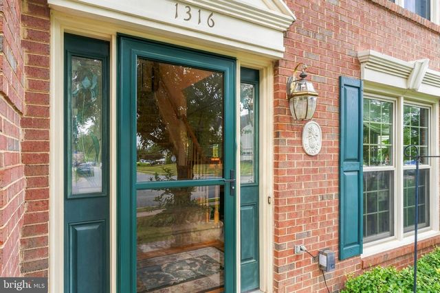 1316 SUMMERFIELD DR, Herndon, VA 20170