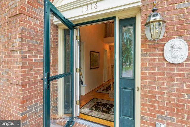 1316 SUMMERFIELD DR, Herndon, VA 20170