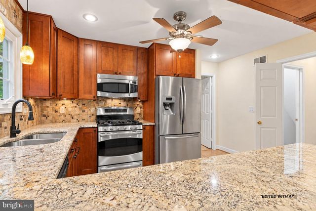 1316 SUMMERFIELD DR, Herndon, VA 20170