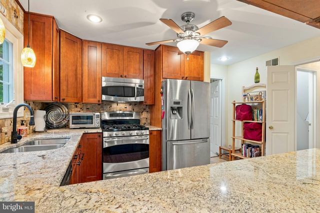 1316 SUMMERFIELD DR, Herndon, VA 20170