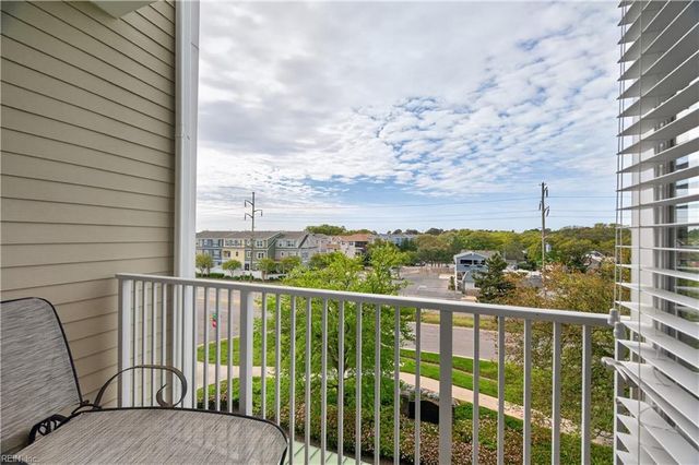 3800 DuPont Cir Unit 302, Virginia Beach, VA 23455
