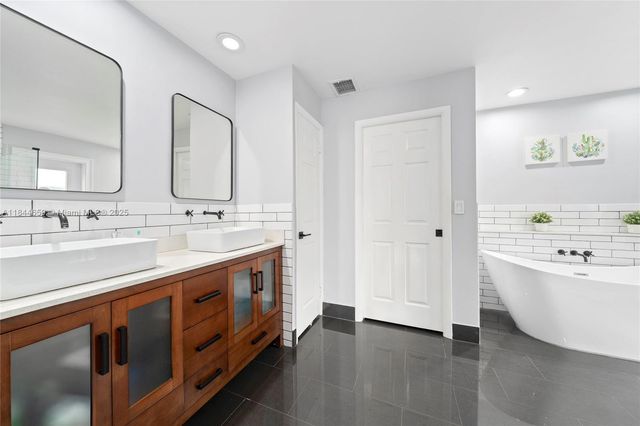 817 NW 30th St, Wilton Manors, FL 33311