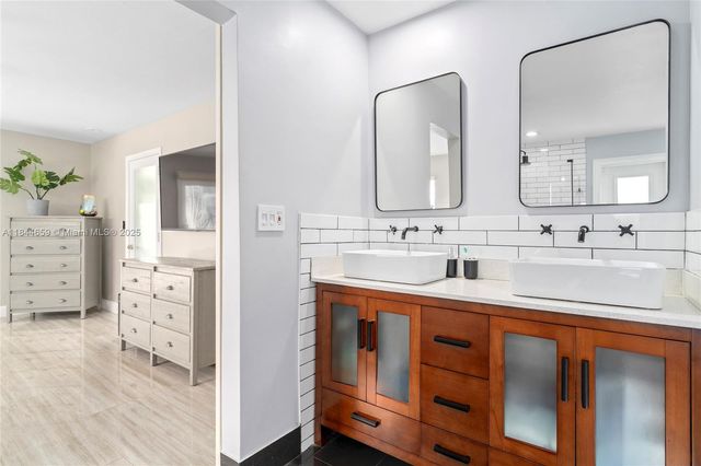 817 NW 30th St, Wilton Manors, FL 33311