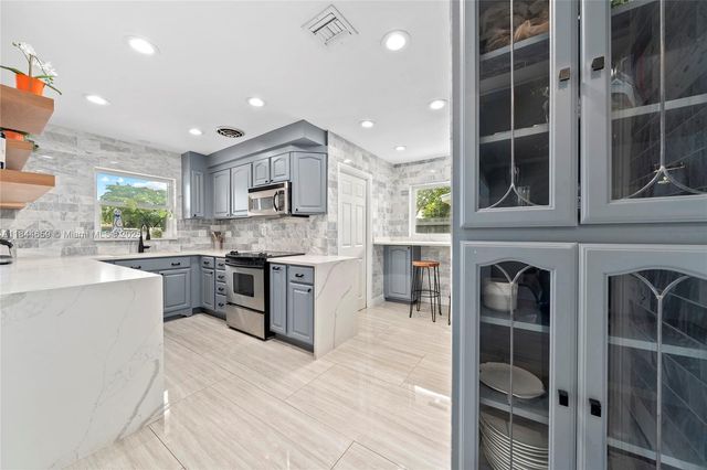 817 NW 30th St, Wilton Manors, FL 33311