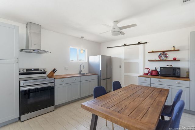 100 Meadow Lake, Seguin, TX 78155