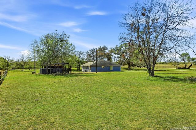100 Meadow Lake, Seguin, TX 78155