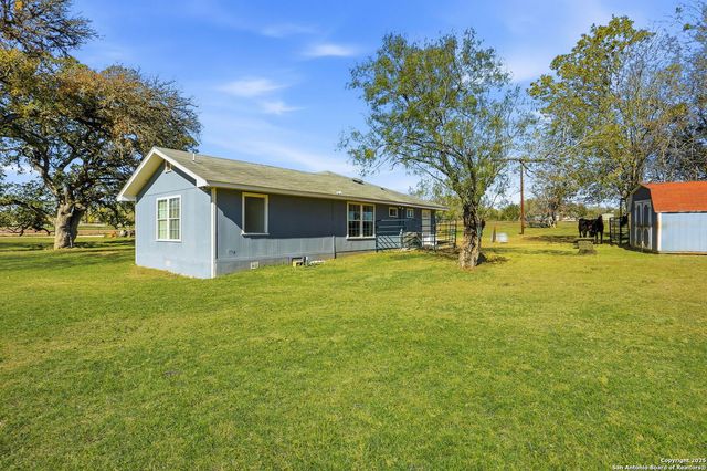 100 Meadow Lake, Seguin, TX 78155