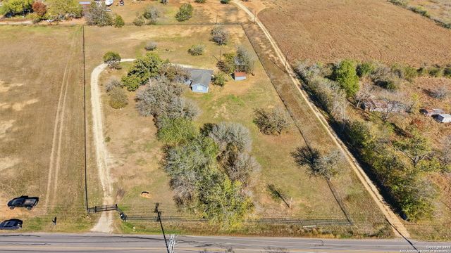 100 Meadow Lake, Seguin, TX 78155