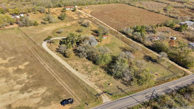 100 Meadow Lake, Seguin, TX 78155
