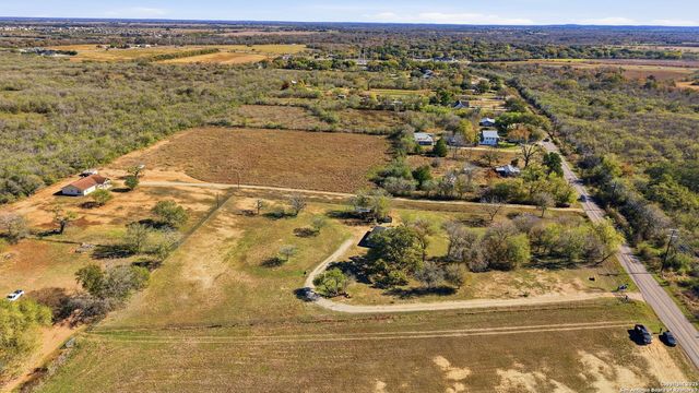 100 Meadow Lake, Seguin, TX 78155