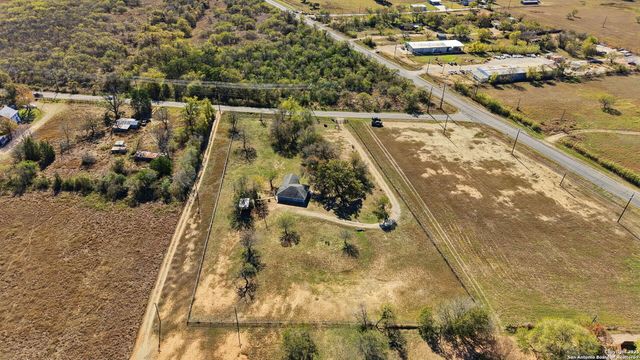 100 Meadow Lake, Seguin, TX 78155