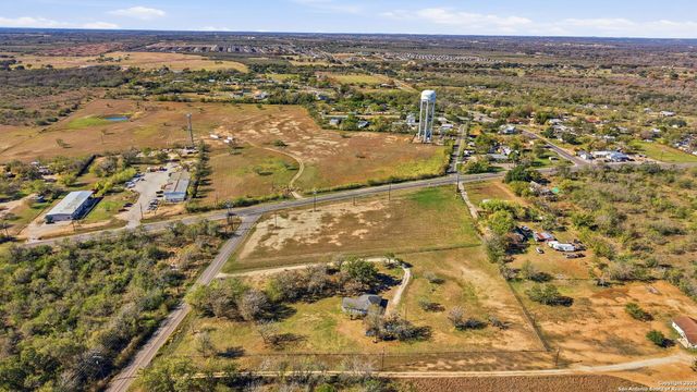 100 Meadow Lake, Seguin, TX 78155