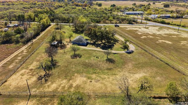 100 Meadow Lake, Seguin, TX 78155