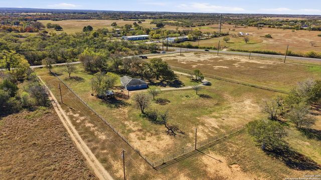 100 Meadow Lake, Seguin, TX 78155