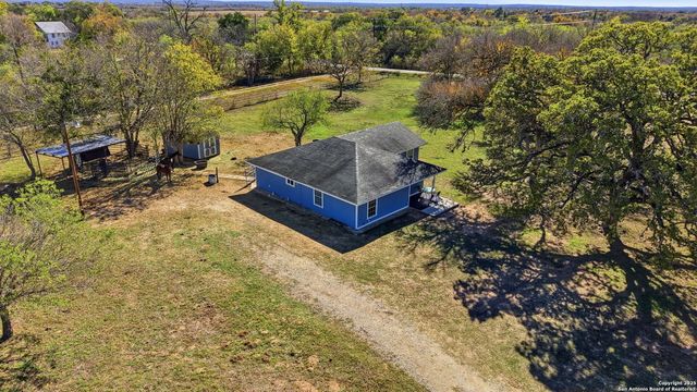 100 Meadow Lake, Seguin, TX 78155