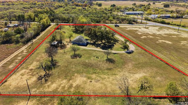 100 Meadow Lake, Seguin, TX 78155