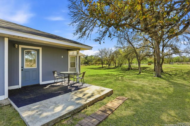 100 Meadow Lake, Seguin, TX 78155