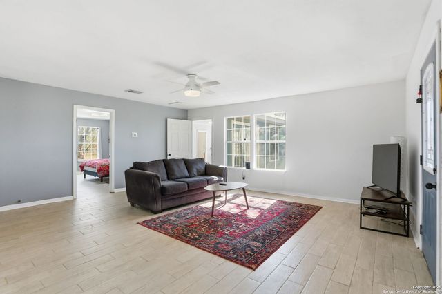 100 Meadow Lake, Seguin, TX 78155