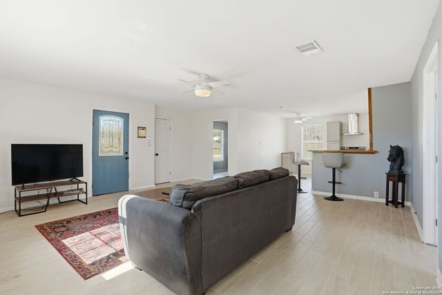 100 Meadow Lake, Seguin, TX 78155