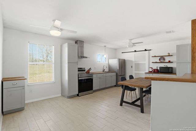 100 Meadow Lake, Seguin, TX 78155