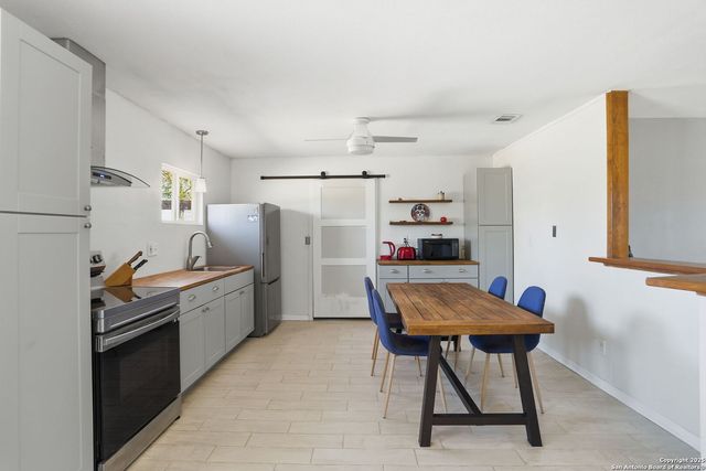 100 Meadow Lake, Seguin, TX 78155